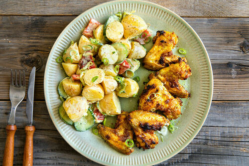Würzige Tandoori-Hähnchenflügel dazu Kartoffel-Gemüse-Salat mit Currymayo