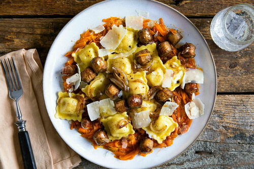 Rindswurst mit 4-Käse-Ravioli und deftiger Gemüsesauce