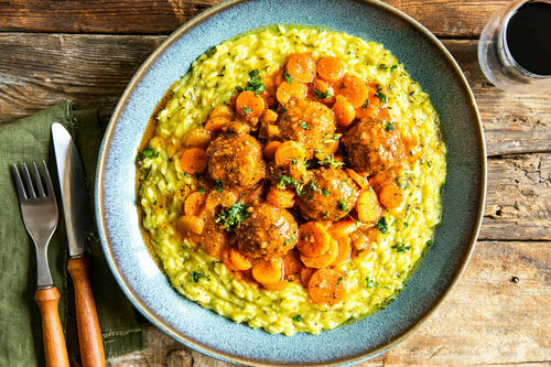 Hackbällchen vom Rind mit Petersilie auf Zucchini-Safran-Risotto mit Käse