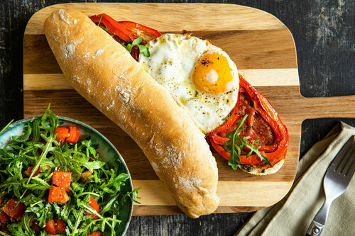 Special: Salami-Spiegelei-Sandwich mit Kräutersauce, Paprika und Rucola