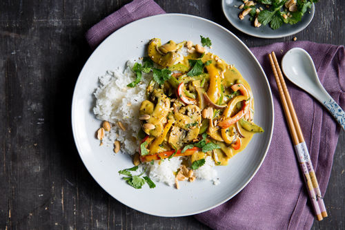 Gemüsecurry mit Kokos-Erdnuss-Sauce und duftendem Jasminreis