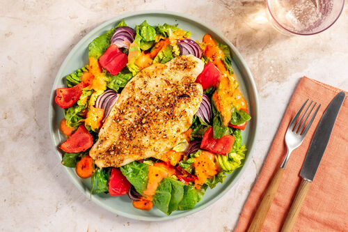 Gebackenes Seehechtfilet auf Ofengemüse mit Romanasalat und Rösttomaten-Dressing