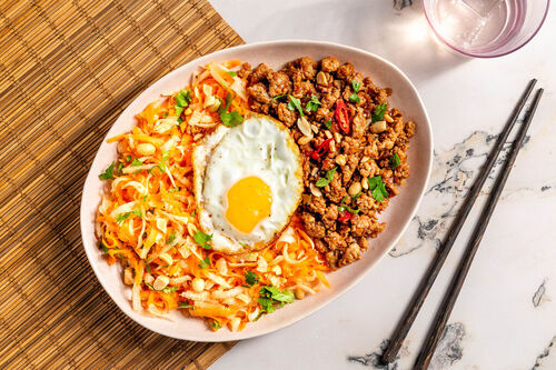 Vietnamesisches Schweinehack mit Spiegelei mit eingelegtem Kohlrabi-Karotten-Salat