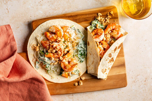 Zitronengras-Garnelen-Wraps mit Kohlrabisalat und Erdnüssen