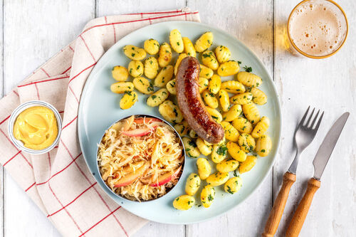 Rindswurst auf Apfel-Sauerkraut mit gebratenen Gnocchi