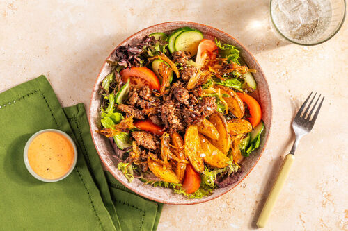 Hackfleisch-Bowl mit Kartoffelwedges mit Tomaten-Gurken-Salat und Sriracha-Mayo