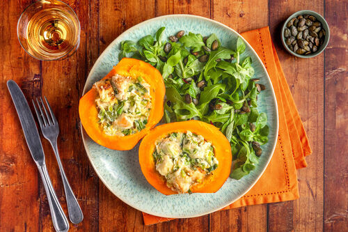 Hokkaidokürbis mit Käse-Brot-Füllung dazu gemischter Salat