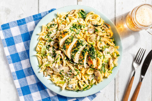Hähnchenbrust mit Petersilienkruste auf Spätzle in cremiger Pilz-Lauch-Sauce