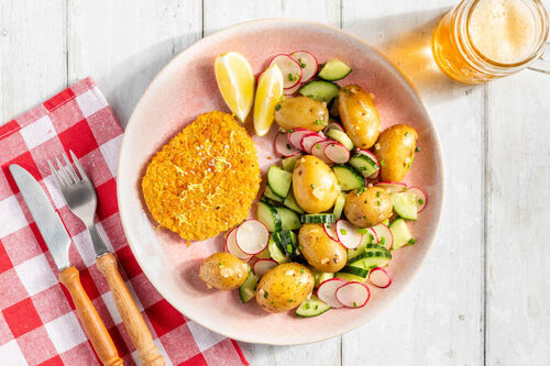 Veganes Schnitzel Wiener Art mit Zitrone und Kartoffelsalat mit Gurke und Radieschen