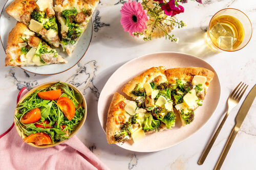 Pizza bianca mit Schweinswurst & Brokkoli dazu ein würziger Tomaten-Rucola-Salat