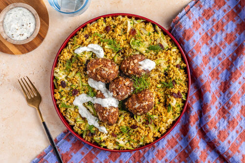 Arabische Rindfleischköfte mit Bulgur-Rosinen-Salat und Joghurtdip