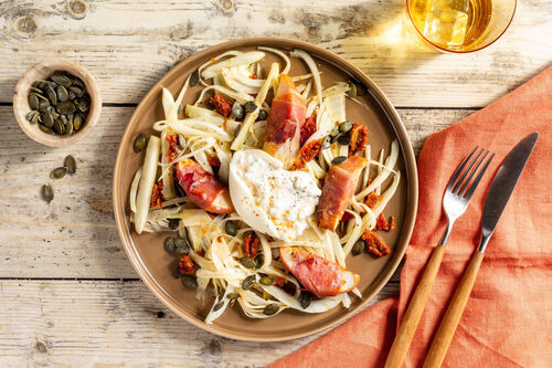 Burrata und Birne in Serrano auf Fenchelsalat mit Orangendressing