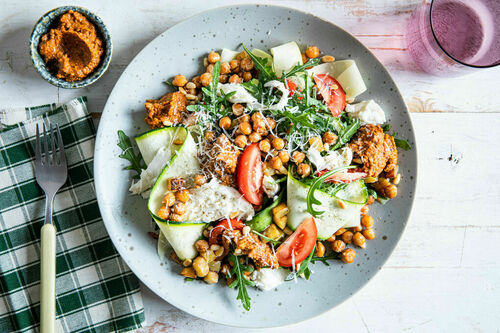 Burrata-Rucola-Salat mit Kichererbsen und aromatischem Pestodressing