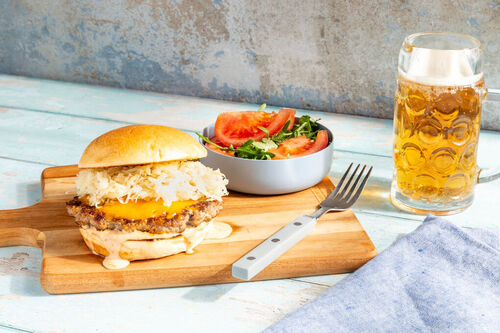 Burger mit Sauerkraut & Bio-Rinderhack dazu Rucola-Tomaten-Salat