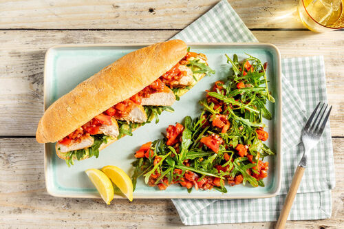 Knuspriges Hähnchensandwich mit Guacamole und Tomatensalsa