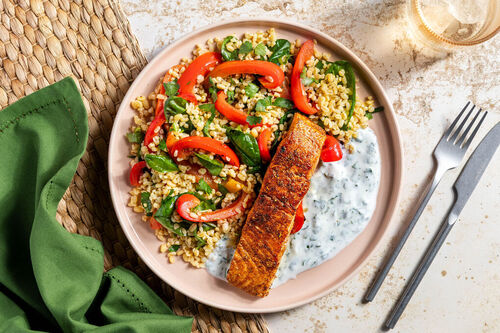Gebackener Lachs mit Joghurt und Paprika-Spinat-Bulgur