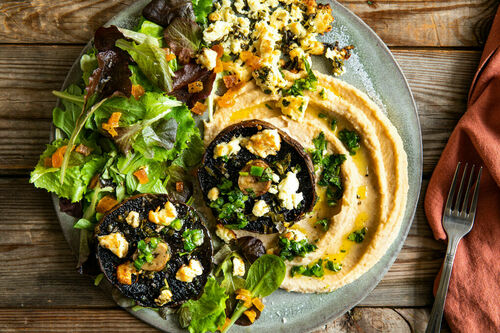 Portobello-Pilze und Feta mit Chimichurri dazu Bohnencreme und Salat mit Aprikosen