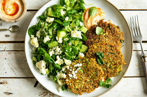 Zucchini-Quinoa-Bratlinge mit Feta dazu Harissa-Joghurt-Dip und Feldsalat