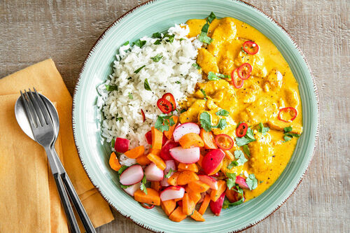 Veganes „Butter Chicken“ mit Reis und eingelegtem Gemüse