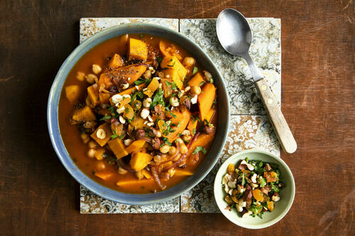 Bunte Gemüsetajine mit Rosinen und feinem Haselnuss-Aprikosen-Topping