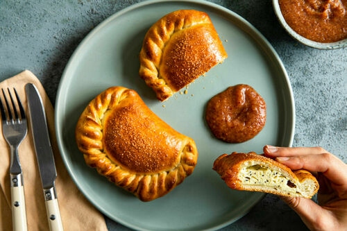Empanadas mit Ricotta-Mohn-Füllung und Orangen-Cranberry-Sauce