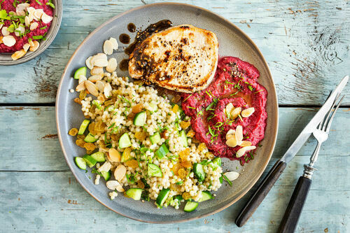 Saftiges Schweinerückensteak mit Perlencouscous und Rote-Bete-Hummus