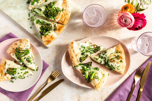 Pizza bianca mit Ricottacreme und zarten Brokkolini