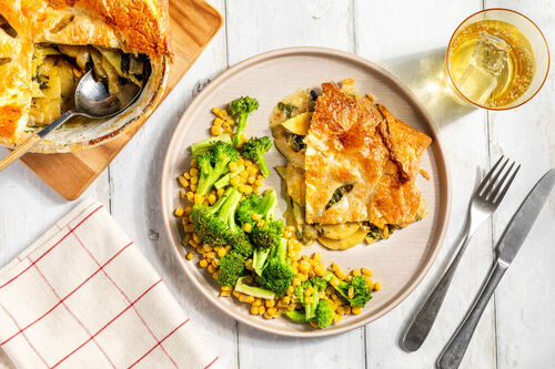 Veganer Kartoffel-Spinat-Auflauf dazu gedämpftes Brokkoli-Mais-Gemüse