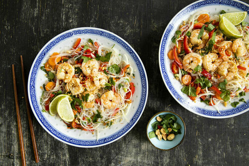 Knoblauchgarnelen auf Glasnudeln mit Gemüse, Kräutern und Erdnussdressing