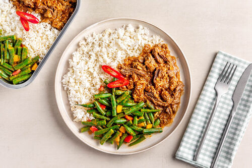 Indonesisches Rendang mit Kokosreis und grünen Bohnen