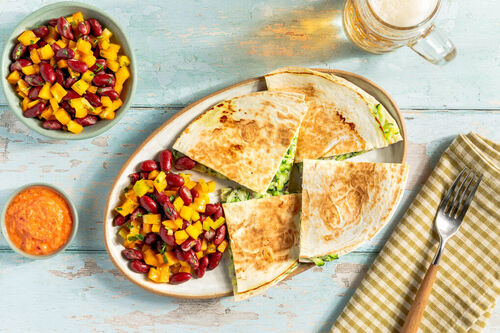 Mexikanische Quesadillas mit roten Bohnen und Tomatensalsa