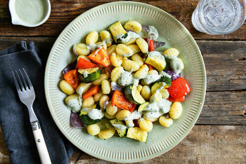 Gebackene Gnocchi mit buntem Gemüse und veganer Würzsauce