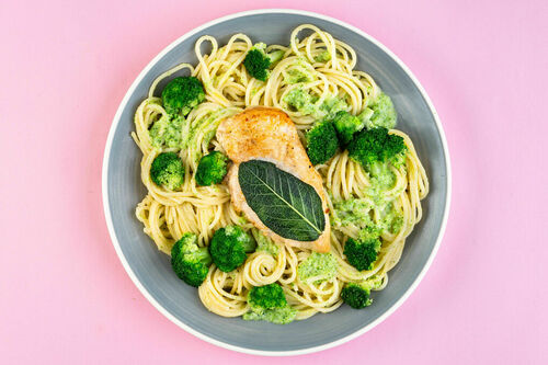 RS Zitroniges Salbei-Hähnchen mit Spaghetti und Brokkoli-Käse-Pesto
