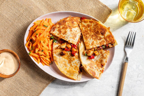 Tex-Mex-Quesadillas mit Garnelen dazu Karottensalat mit Lauchzwiebel