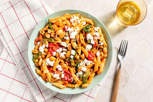 One-Pot-Pasta mit Feta & Bohnen in würziger Tomaten-Spinat-Sauce