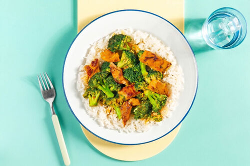 Indonesisches „Hähnchen” vegan mit Brokkoli und Reis