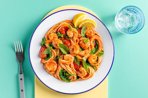 Mediterrane Garnelenpasta mit Spinat und Kirschtomaten