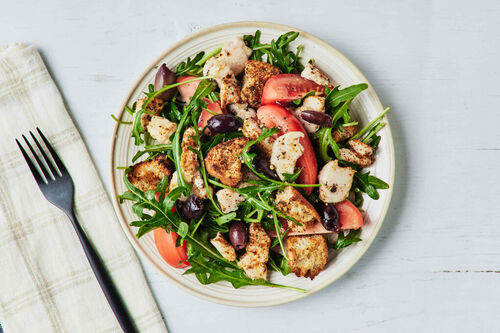 Mediterraner Hähnchensalat mit Croûtons und Oliven