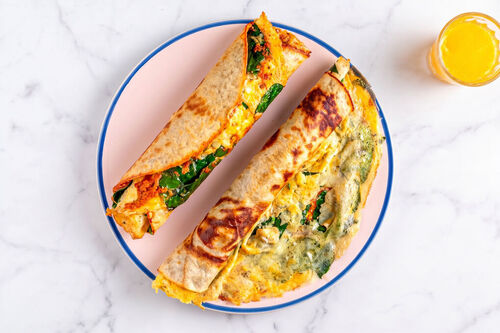 Tortilla-Omelett-Rolle mit Spinat und Tomaten-Oliven-Pesto
