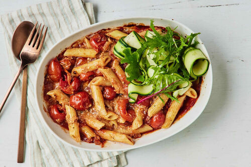 Cremige Pasta mit gebackenem Feta und feinem Zucchini-Pflücksalat