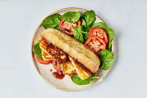 Leckeres Grillkäse-Sandwich mit Spinat und Mangochutney