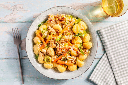 Weiße Bolognese mit Gnocchi und buntem Gemüsemix