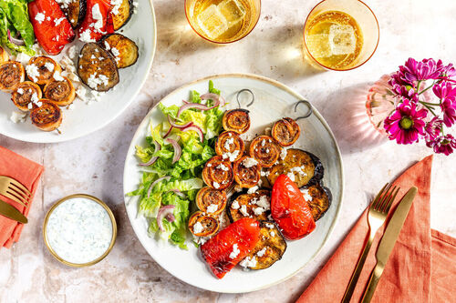 Tortilla-Hack-Spieße mit Ofengemüse und Feta dazu Kräuterdip und Salat