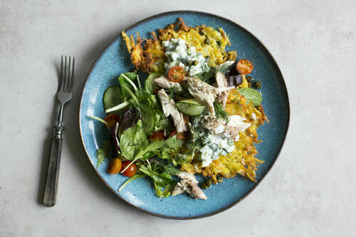 Latkes mit Räuchermakrele dazu Salat und Joghurt mit Gurke und Dill