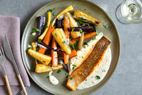 Lachs mit cremiger Senfsauce Low Carb mit gebackenem Wurzelgemüse