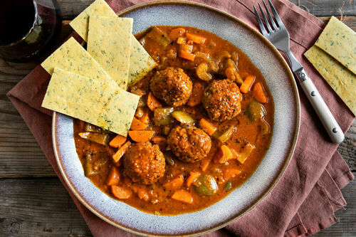 Hackbällcheneintopf vom Rind Low Carb mit Kichererbsenbrot