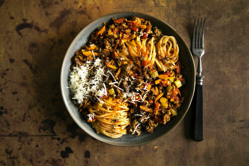 Spaghetti mit Sauce bolognese klassisch-fein mit Thymian und Käse