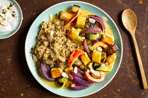 Cremiges Korma-Paneer-Curry mit gegrillter Aubergine und Quinoa