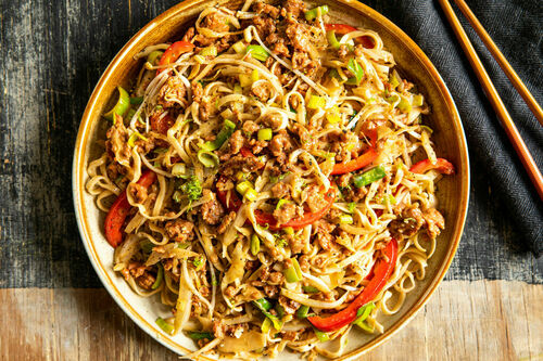 Bratnudeln mit Gemüse und Veggie-Hack mit würziger Tahini-Limetten-Sauce