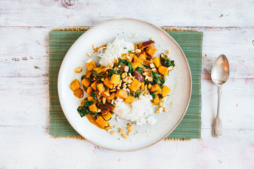 Süßkartoffel-Tamarinden-Curry mit Kokosmilch und Erdnüssen